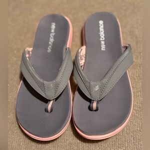 NWOB New Balance Women's Gray & Pink Flip Flop Sandals 8